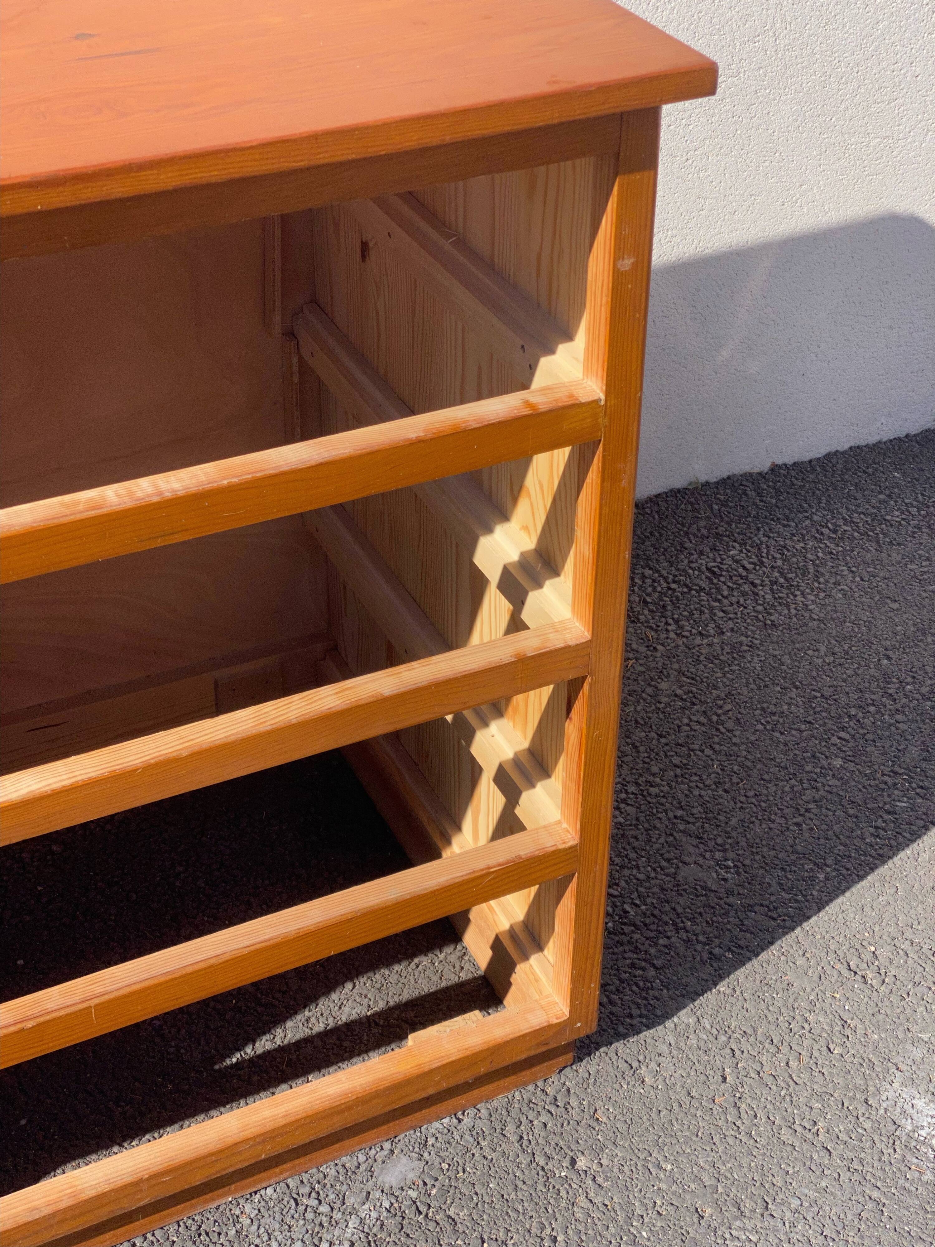 Meuble enfilade de métier en Pin avec plusieurs grands tiroirs des années 50