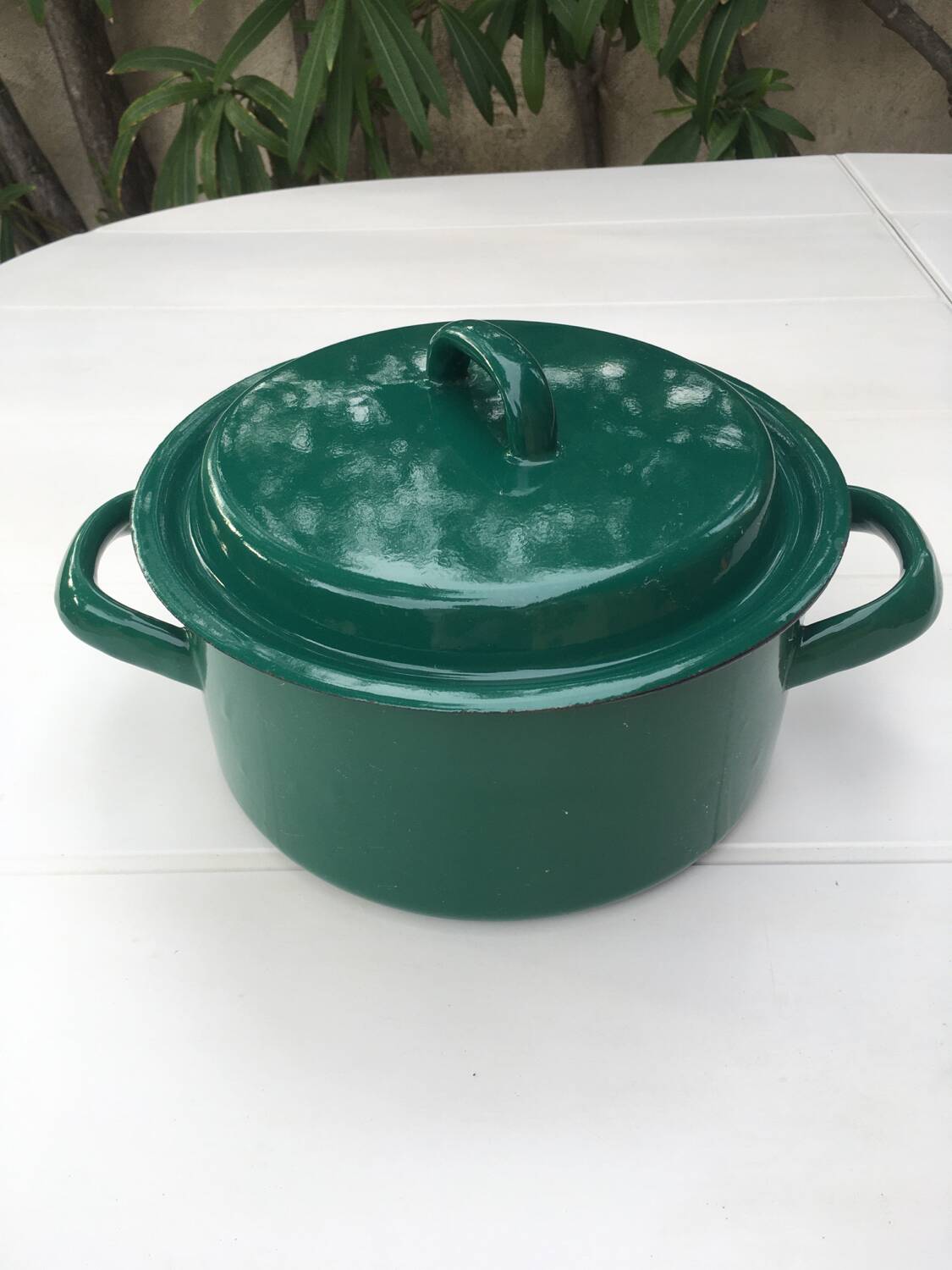 Enameled casserole dish