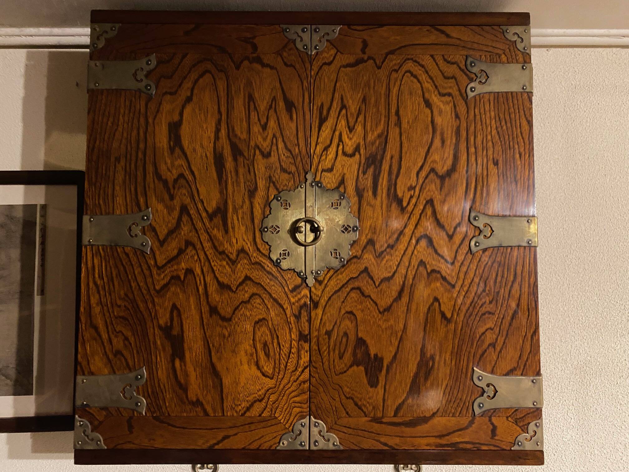 Wall mounted dartboard cabinet