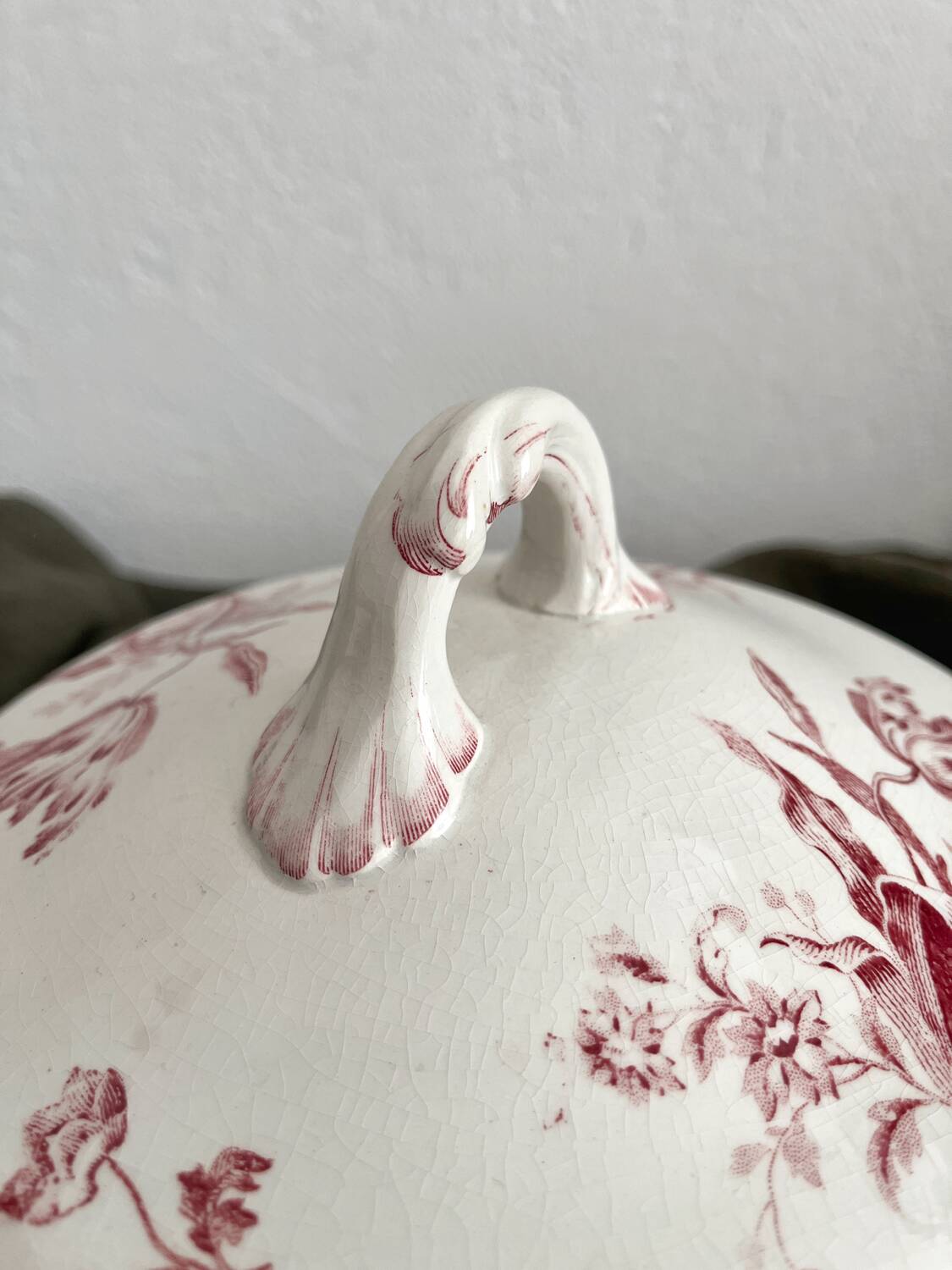 Fontanges ironstone tureen, Sarreguemines