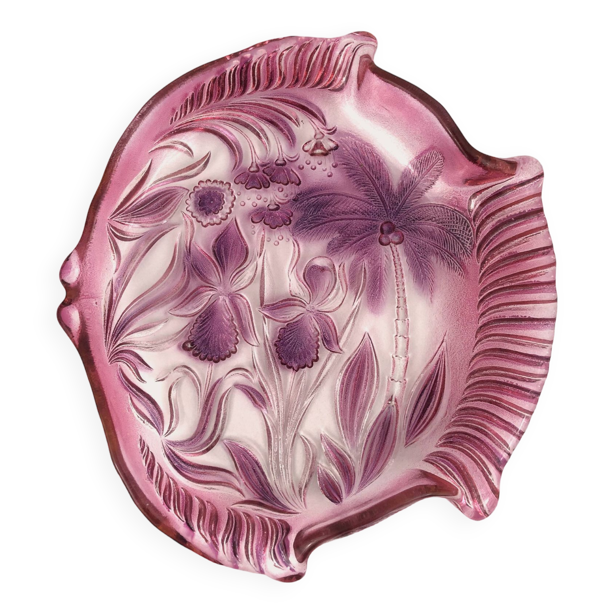 Dreamlike dish with grenadine nuances, fish shape with tropical and floral reliefs