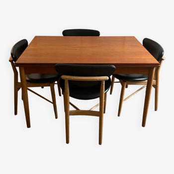 Danish dining table, year 1960. Teak and Oak.