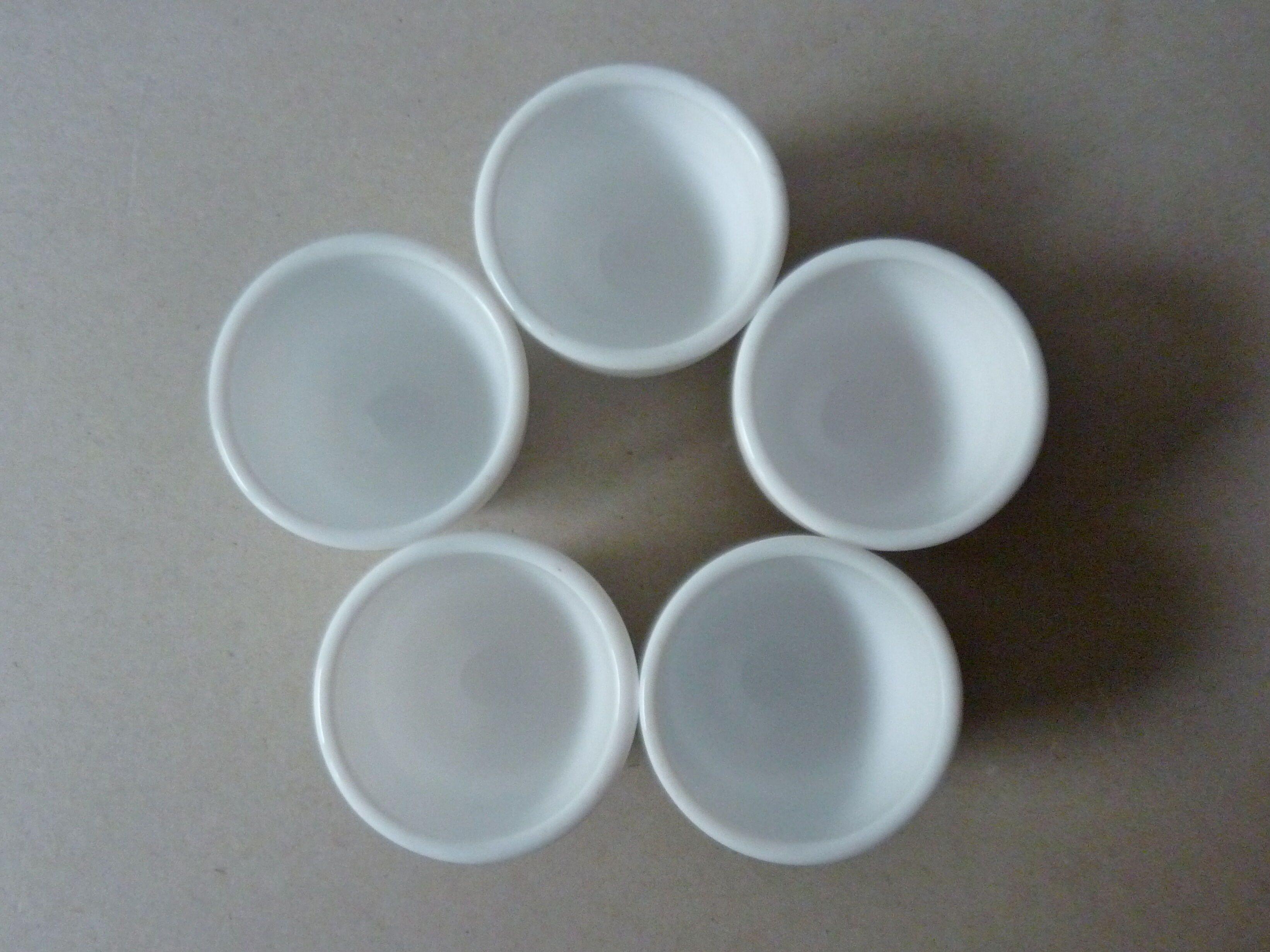 Ensemble de 5 coquetiers tripode en verre opalin des années 60