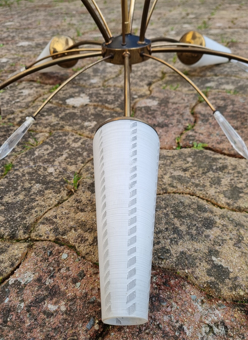 Suspension sputnik, 8 lights, brass, tulips opaque glass, vintage, 50s