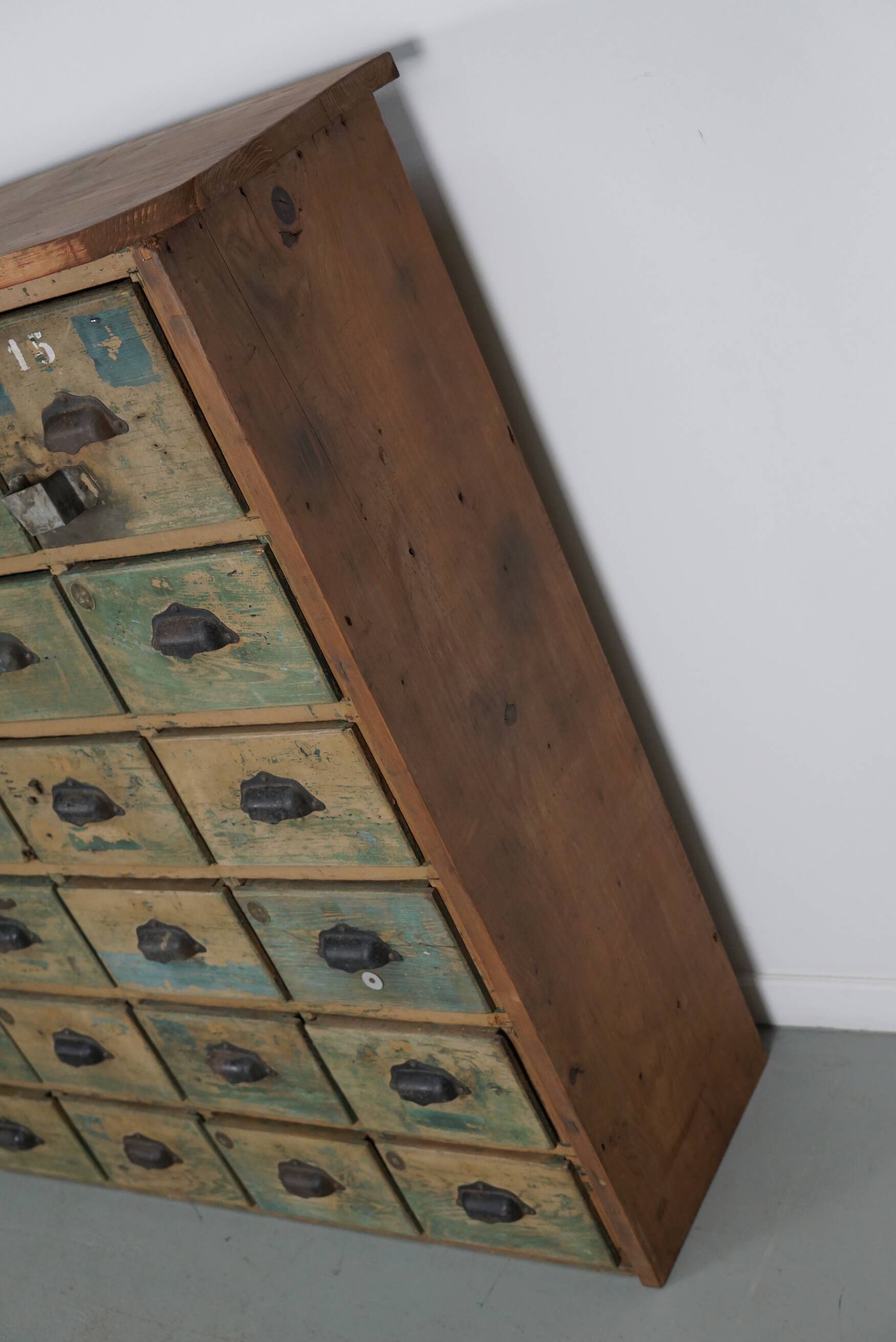 Meuble de quincaillerie industriel en pin peint, France années 1950