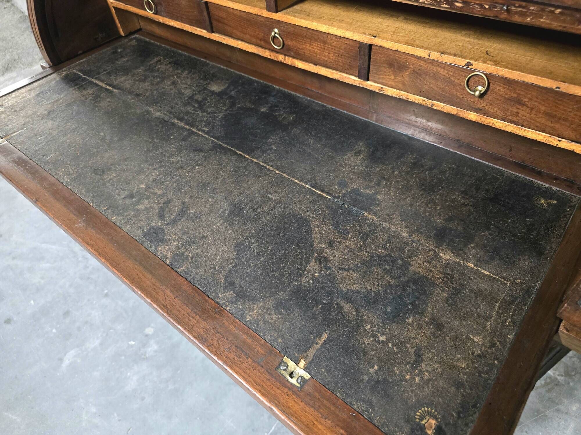 Cylinder desk in mahogany and mahogany veneer, Louis XVI style, 19th century.