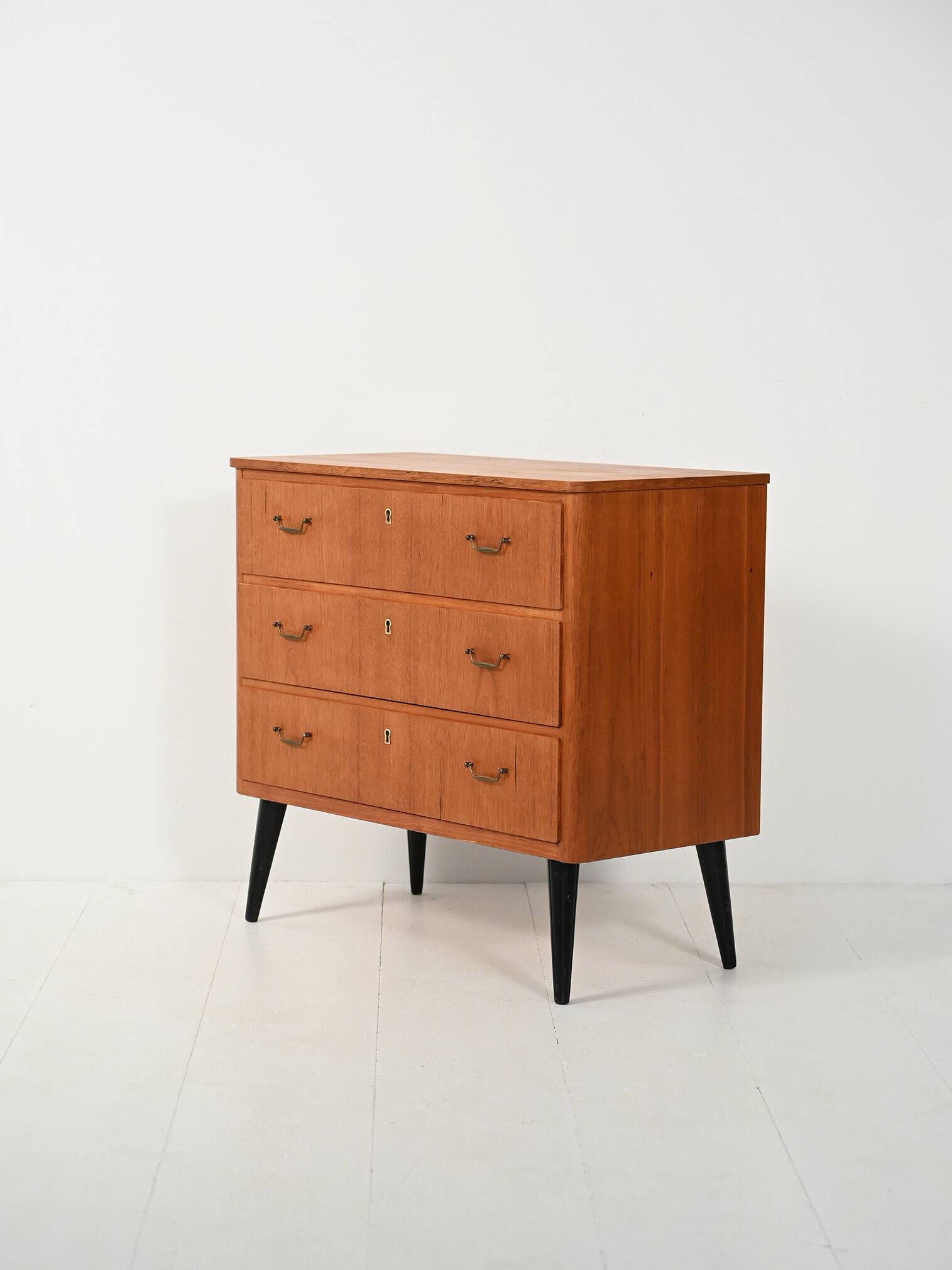 Commode scandinave en teck avec pieds noirs