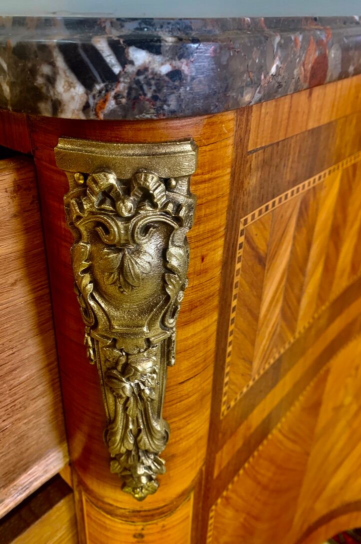 Chest of drawers with curved façade, transition style, in veneer of precious wood