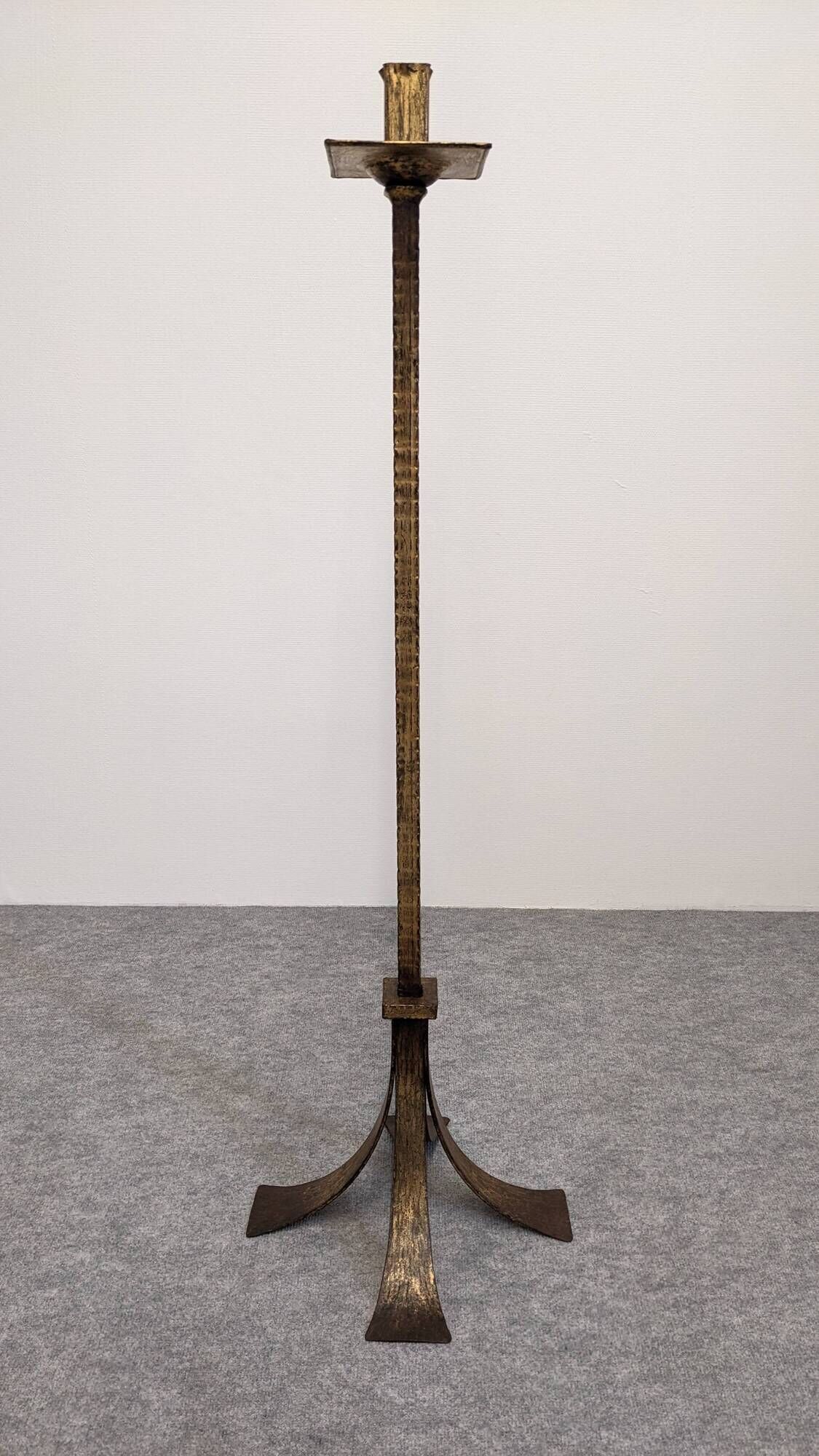 Brutalist floor candle holder in hammered gold steel, Belgium circa 1960.