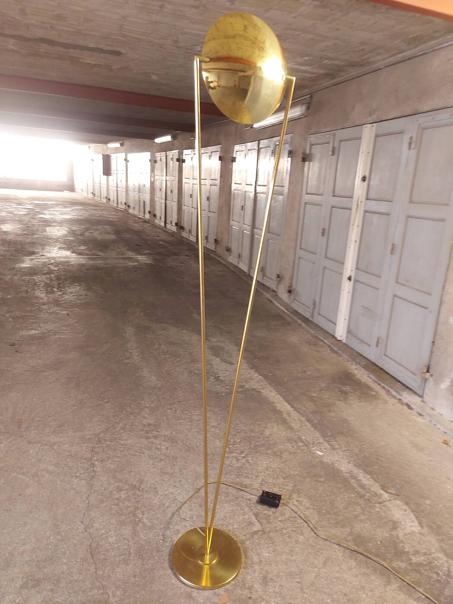 Victory brass floor lamp from the 80's, design studio Artof for Lumen