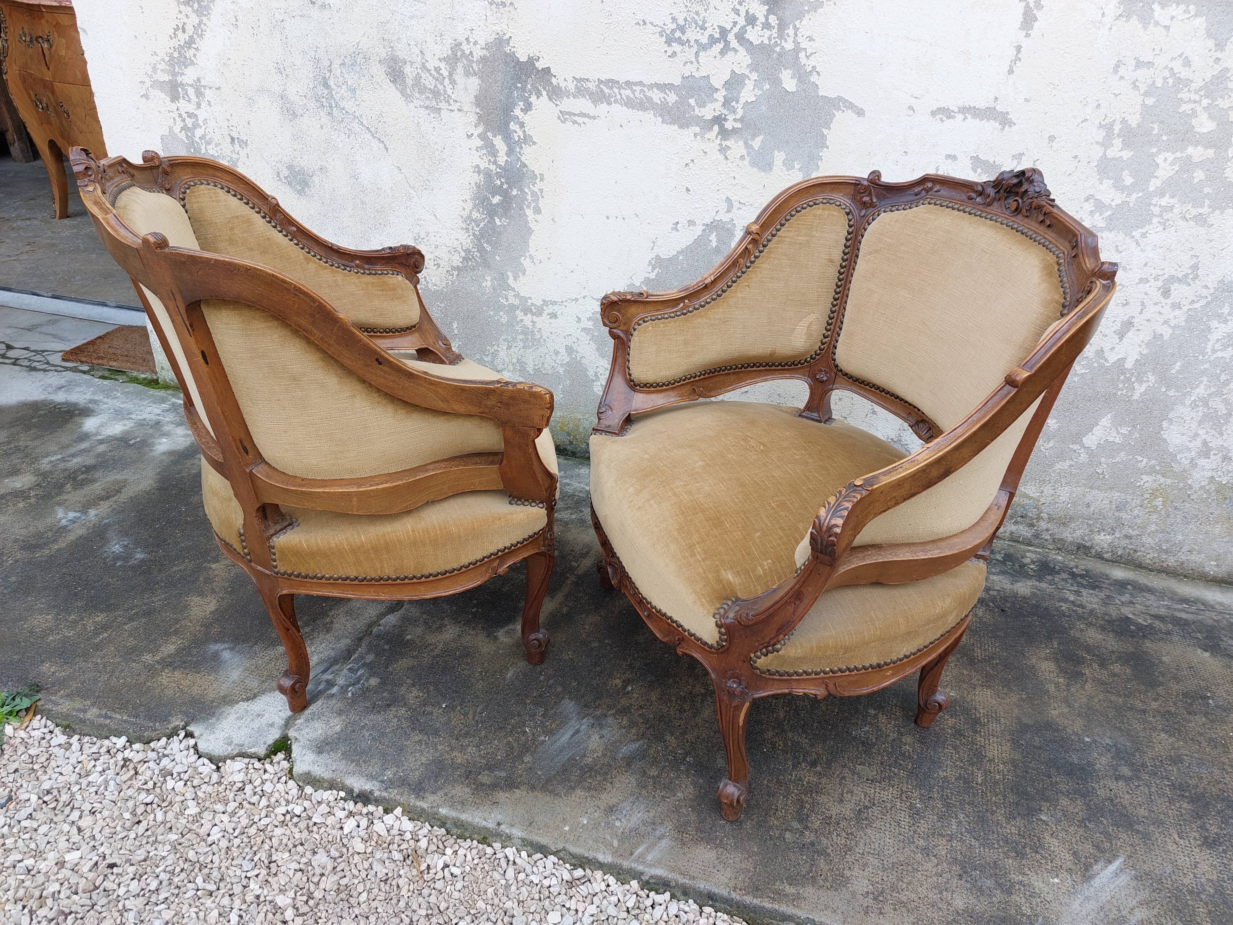 Paire de fauteuils corbeille louis XV en Noyer sculpté