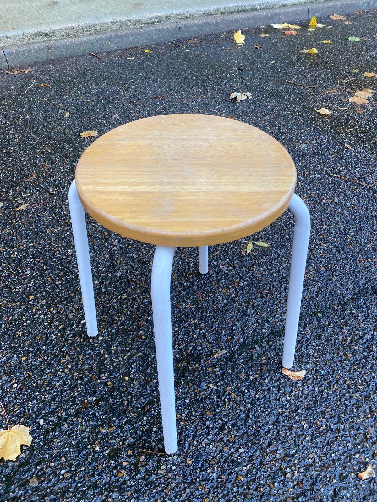 Round Scandinavian stool in solid wood and white steel 1980