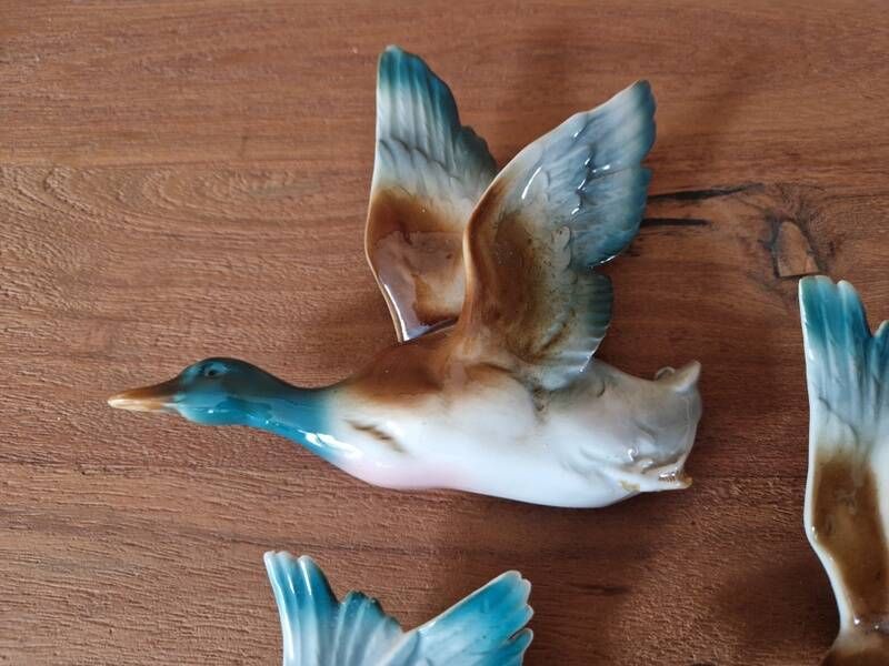 Série de 3 canards en vol en faience allemande - marque au dos