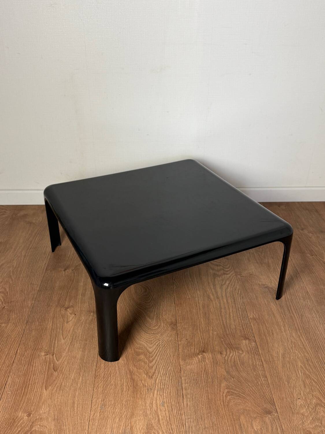 Vico Magistretti coffee table model Demetrio 70 for Artemide