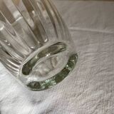Vase strié en verre moulé