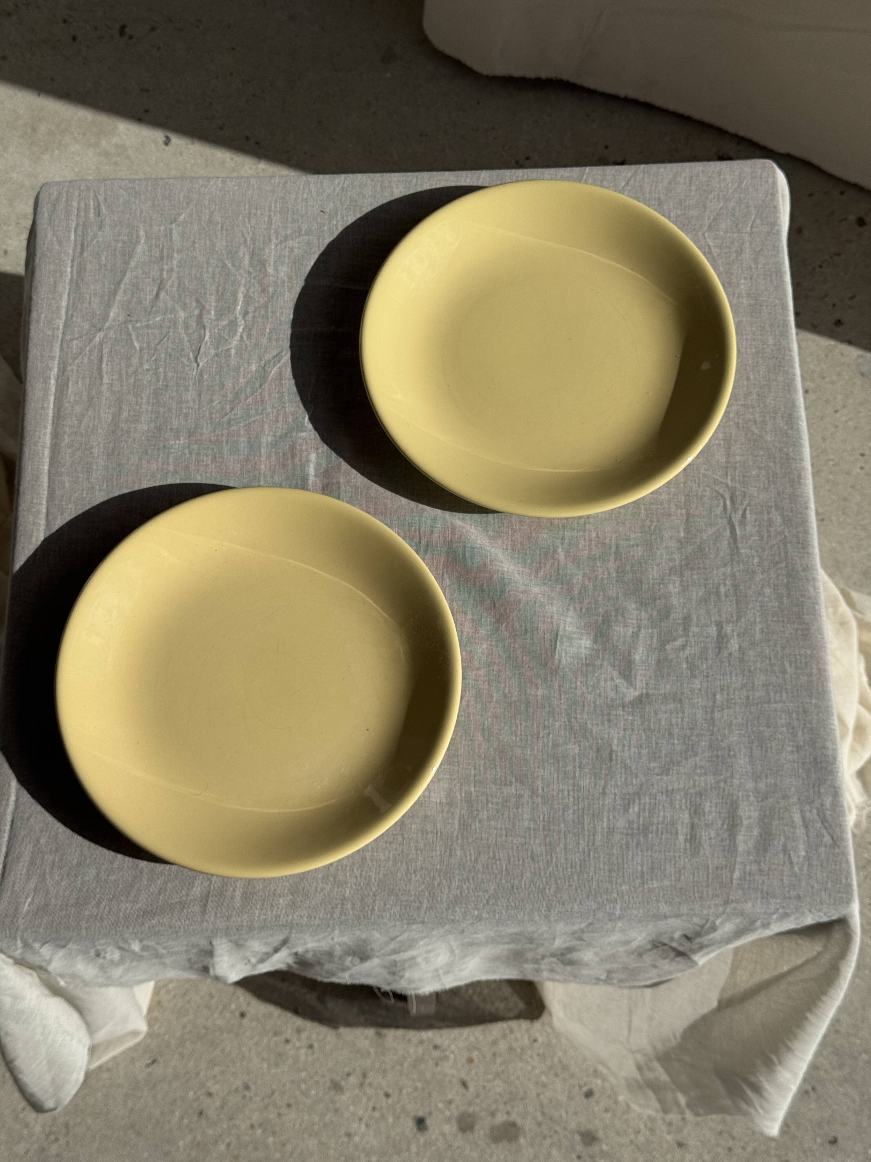 Set of 2 large yellow plates without brand D25.5