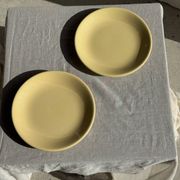 Lot de 2 grandes assiettes jaunes sans marque D25,5