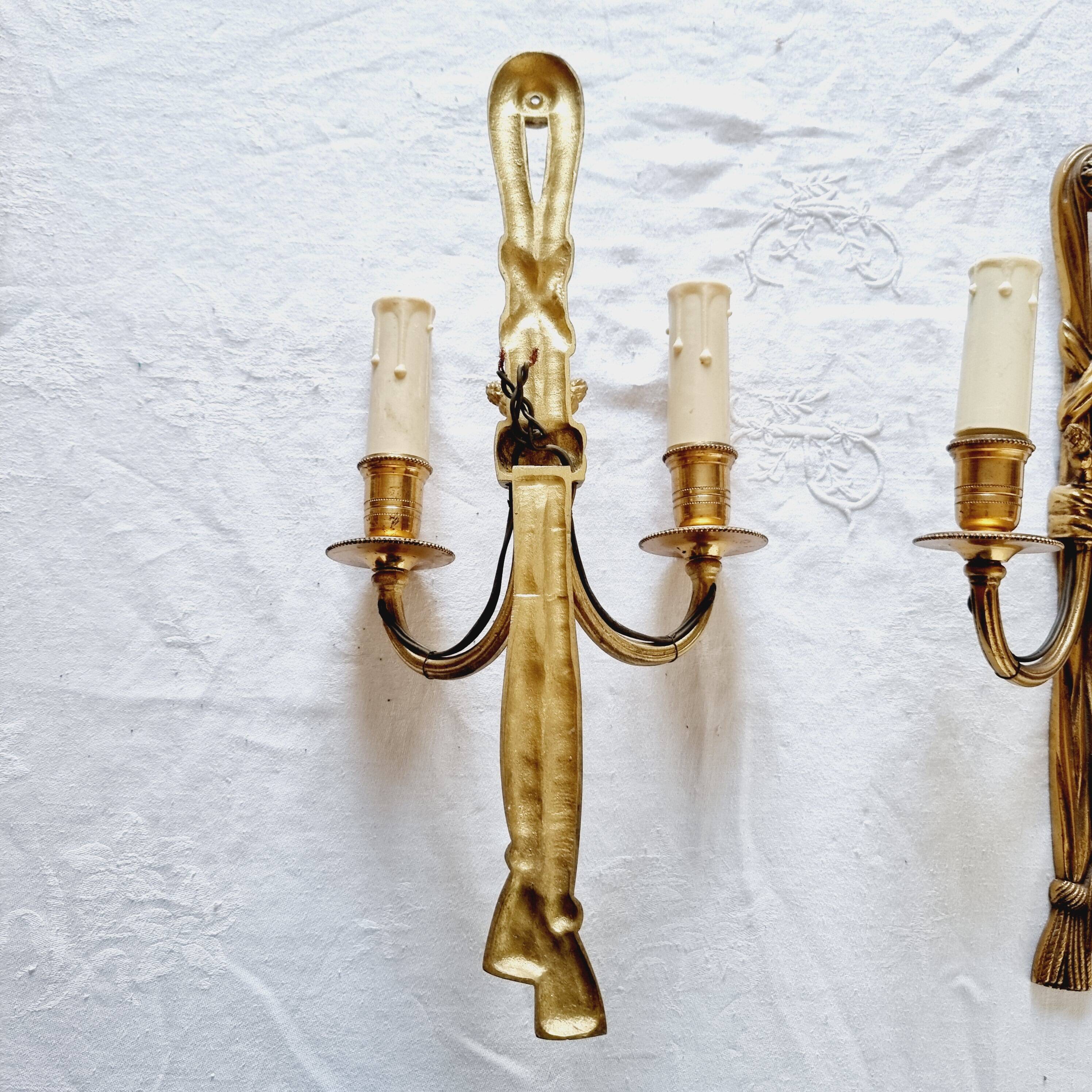 Pair of French wall sconces in bronze, Louis XVI style, with cord.