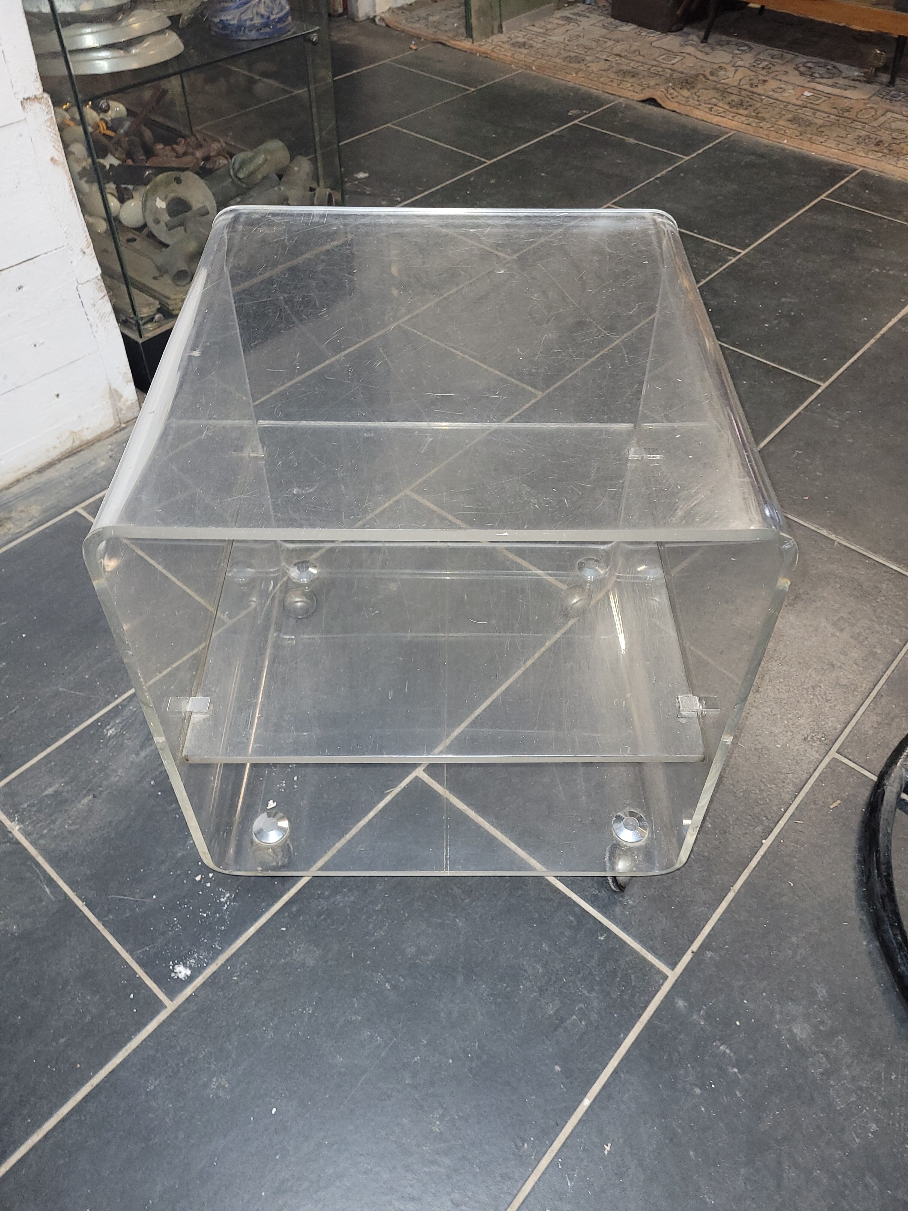 Table d'appoint en plexiglas
