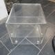 Table d'appoint en plexiglas