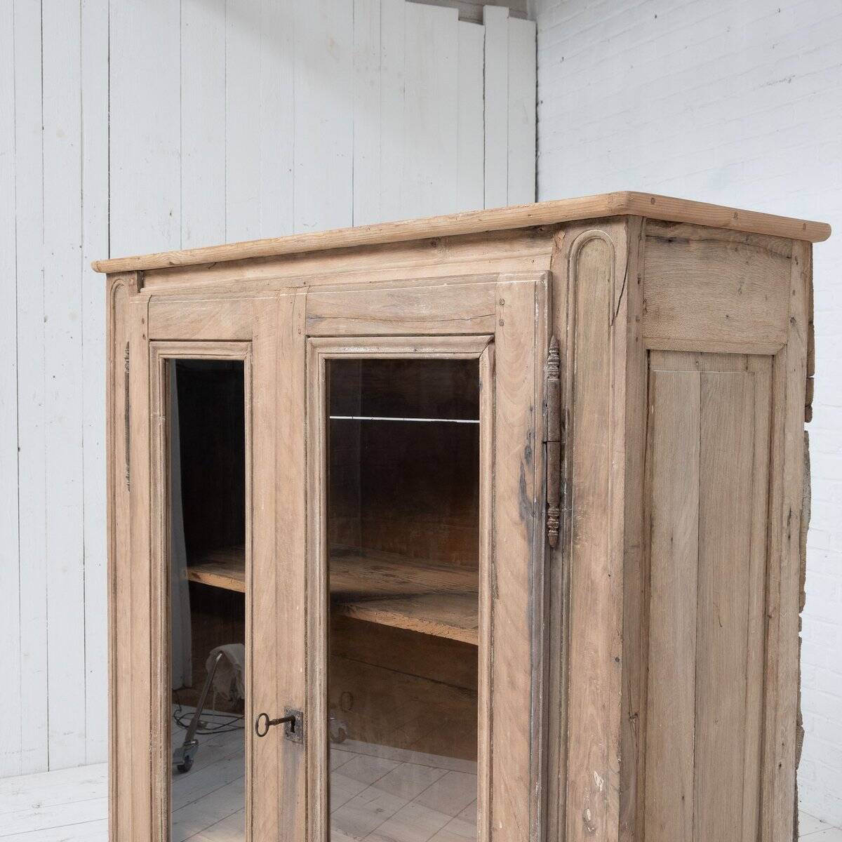 Vitrine en noyer à deux portes, 1880