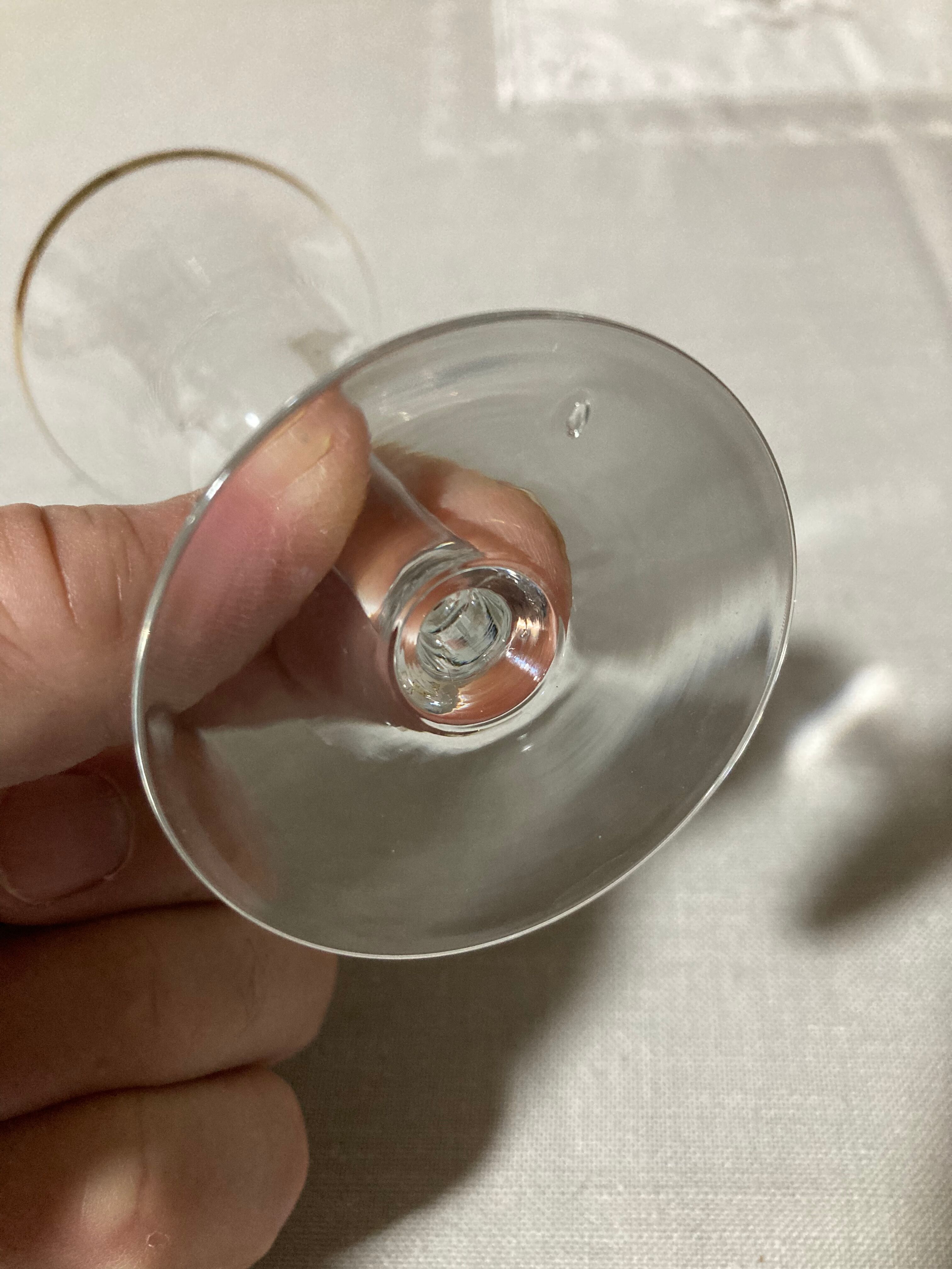 4 verres à pied à apéritif à liseré doré en verre soufflé