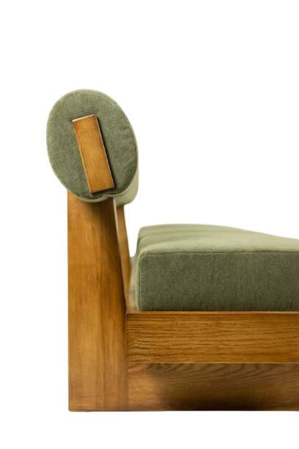 Banquette 3 places en frêne clair et velours de mohair vert. Contemporain