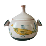 Covered pot or yvon Roy soup decorating with vintage dishwashing birds