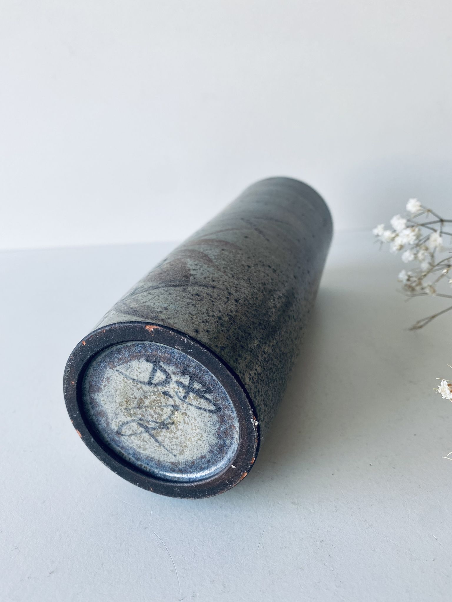 Vase tubulaire en céramique signé