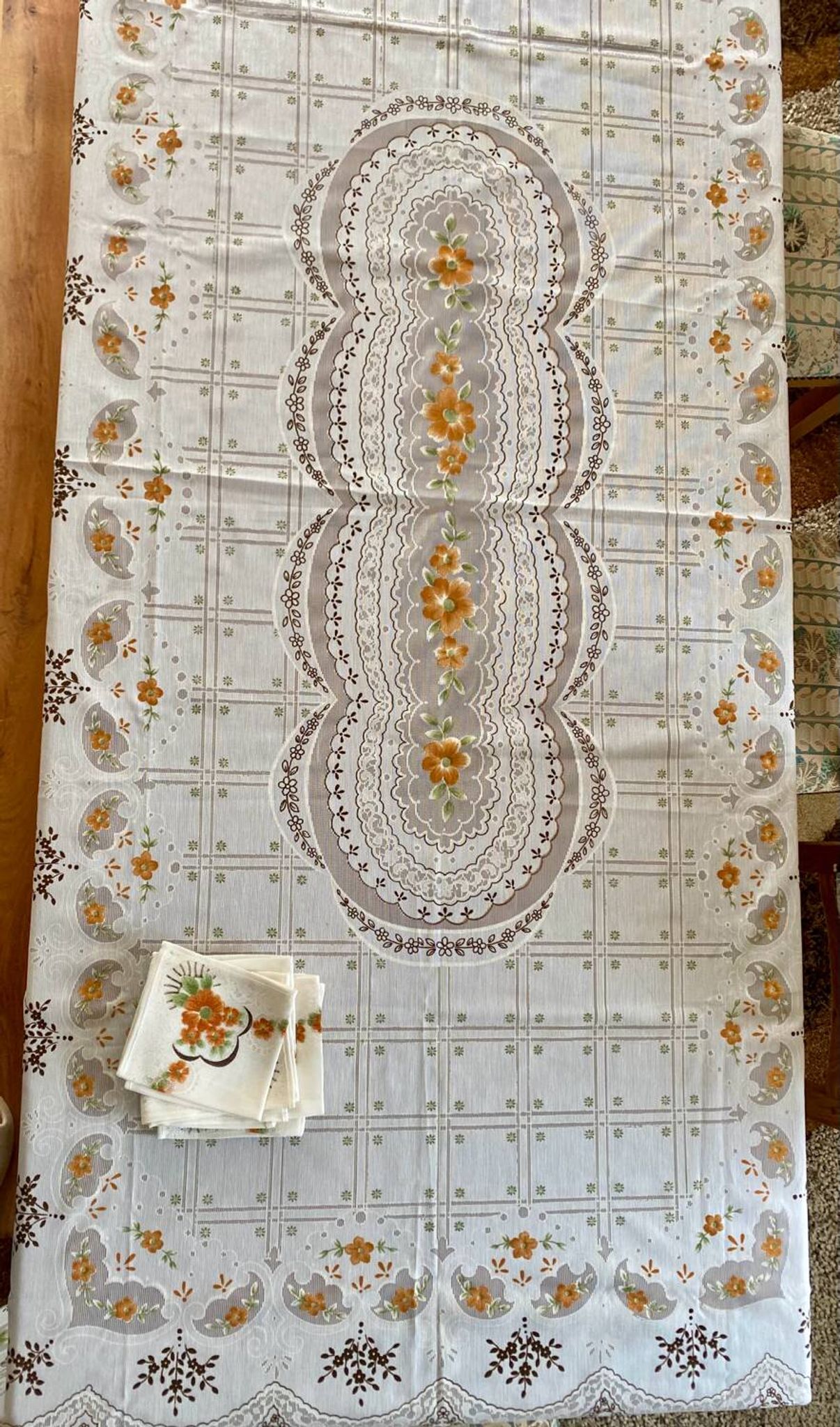 Vintage tablecloth and 6 napkins