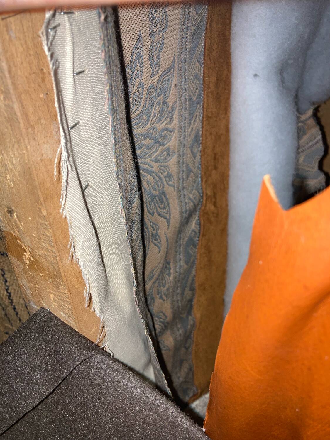 Paire de fauteuils Art Déco en cuir. Années 40.