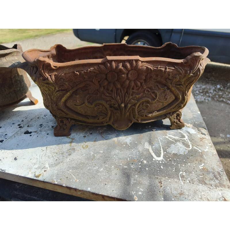 Pair of cast iron planters from 1900 by the Charleville-Mézières establishments.