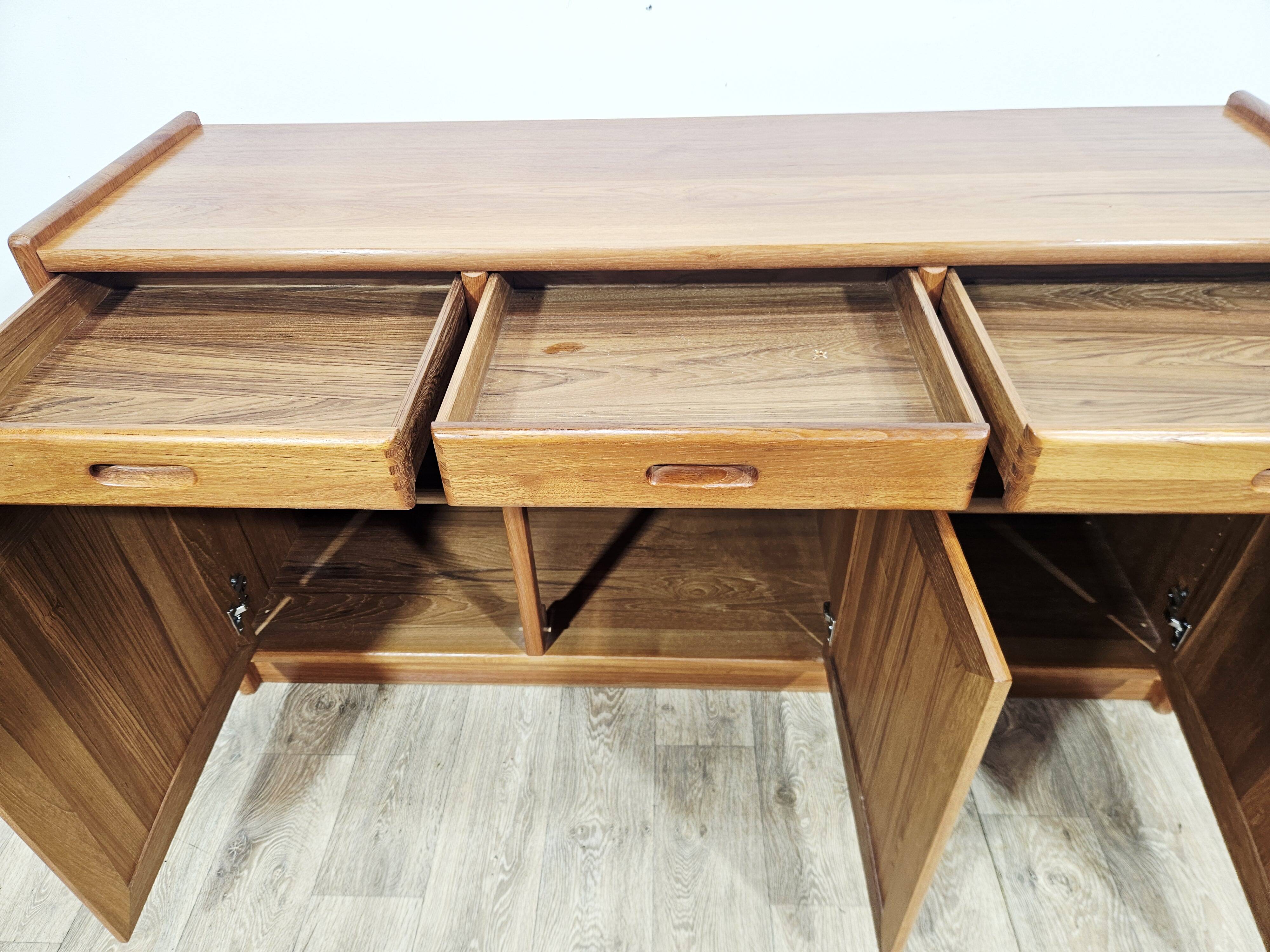 Buffet danois moderne Dyrlund Dania en teck, années 1980