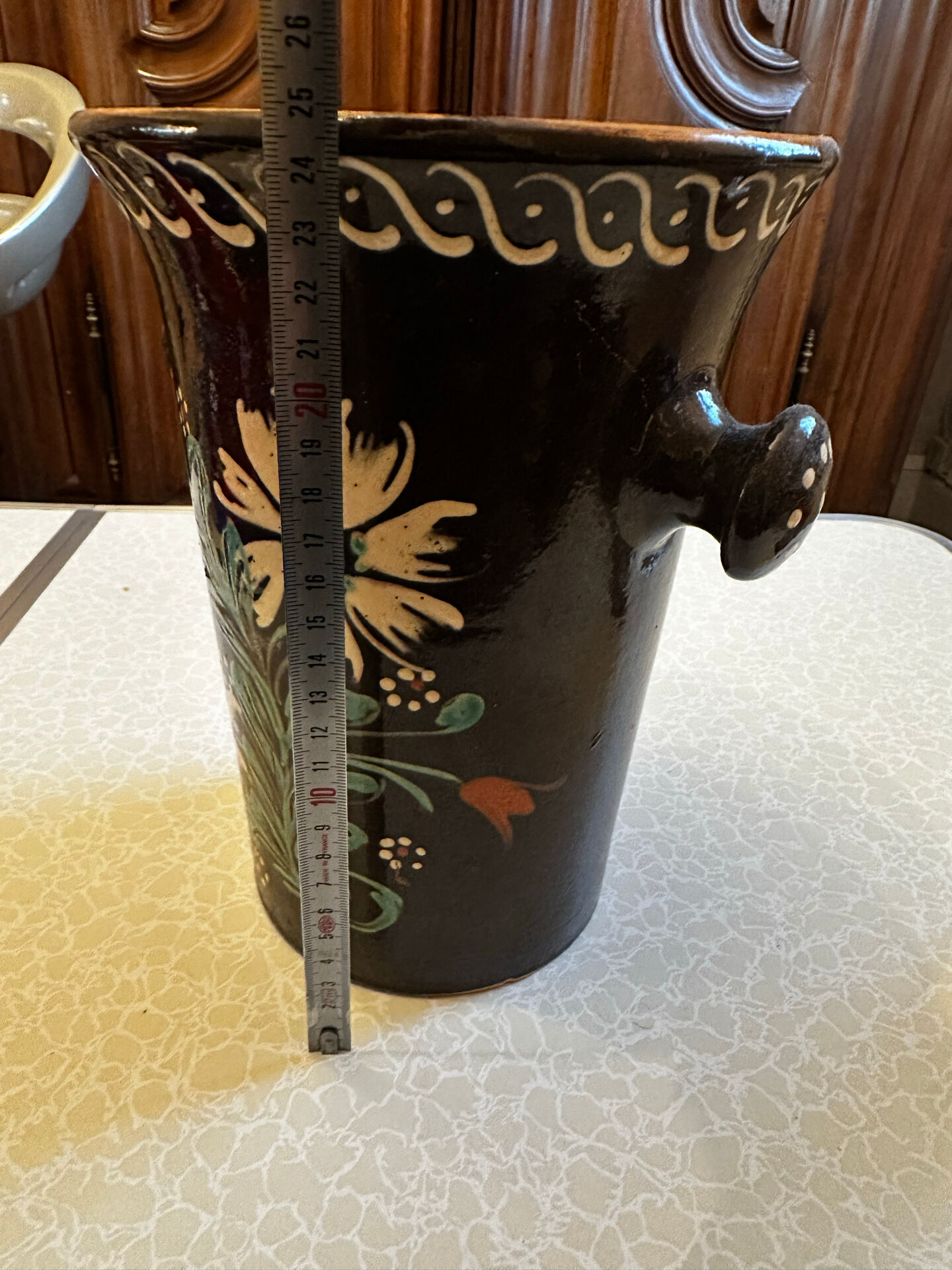 Antique white wine cooler in glazed ceramic – flora decoration
