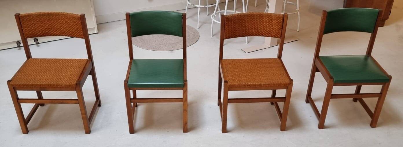 Quatre chaises du milieu du siècle