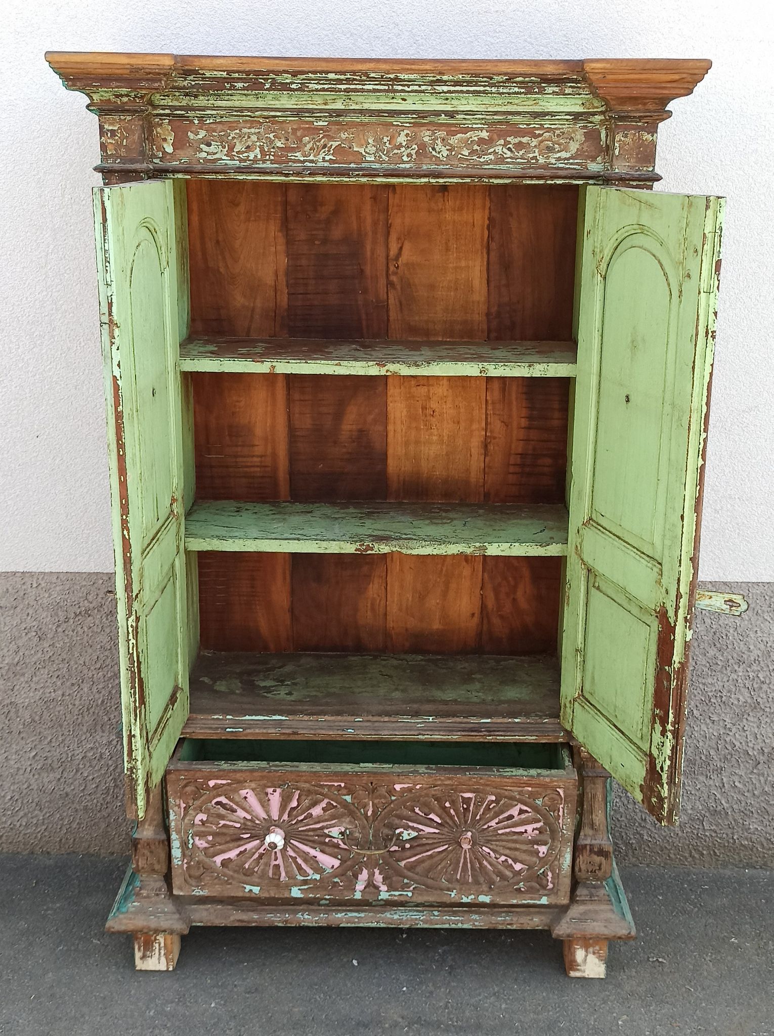 Old wooden cabinet - 2 doors and 1 drawer