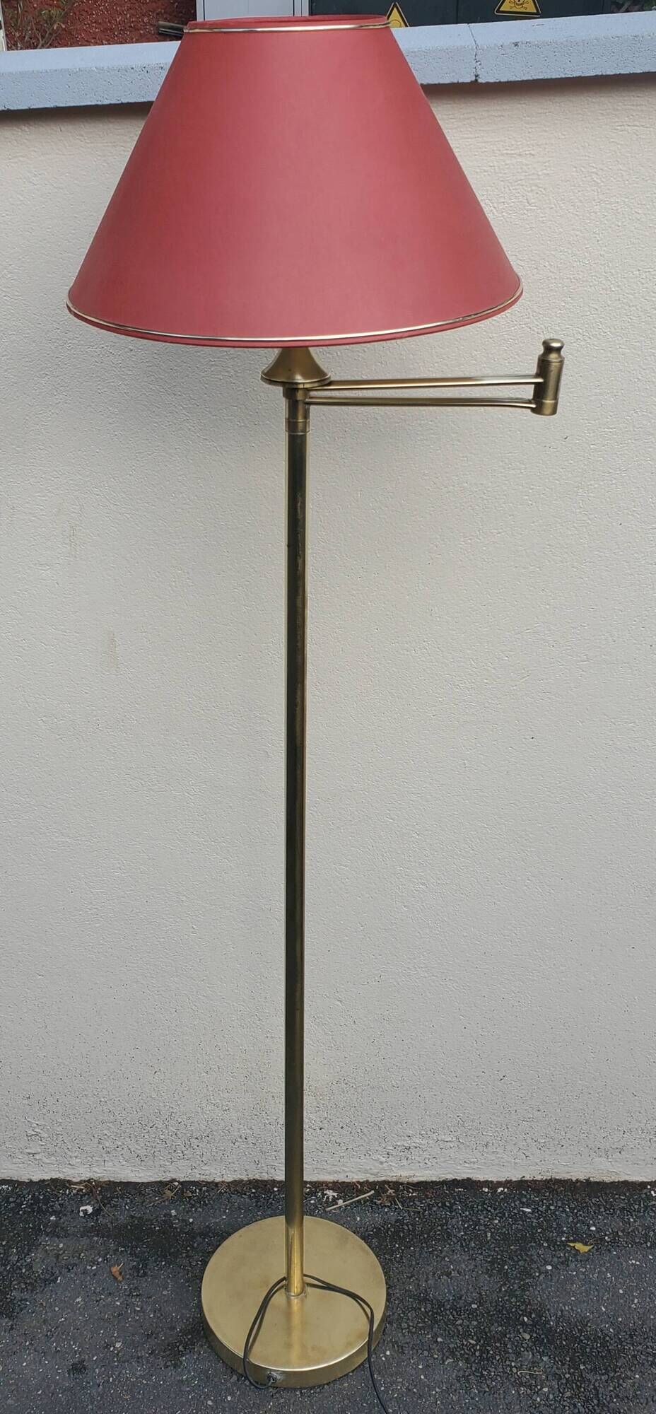 lampadaire en laiton avec bras articulé liseuse  1970 et son abbajour rouge