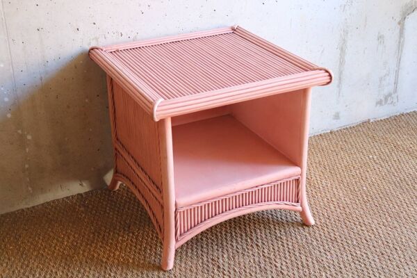 Bout de canapé ou grand chevet en rotin bambou rose vintage