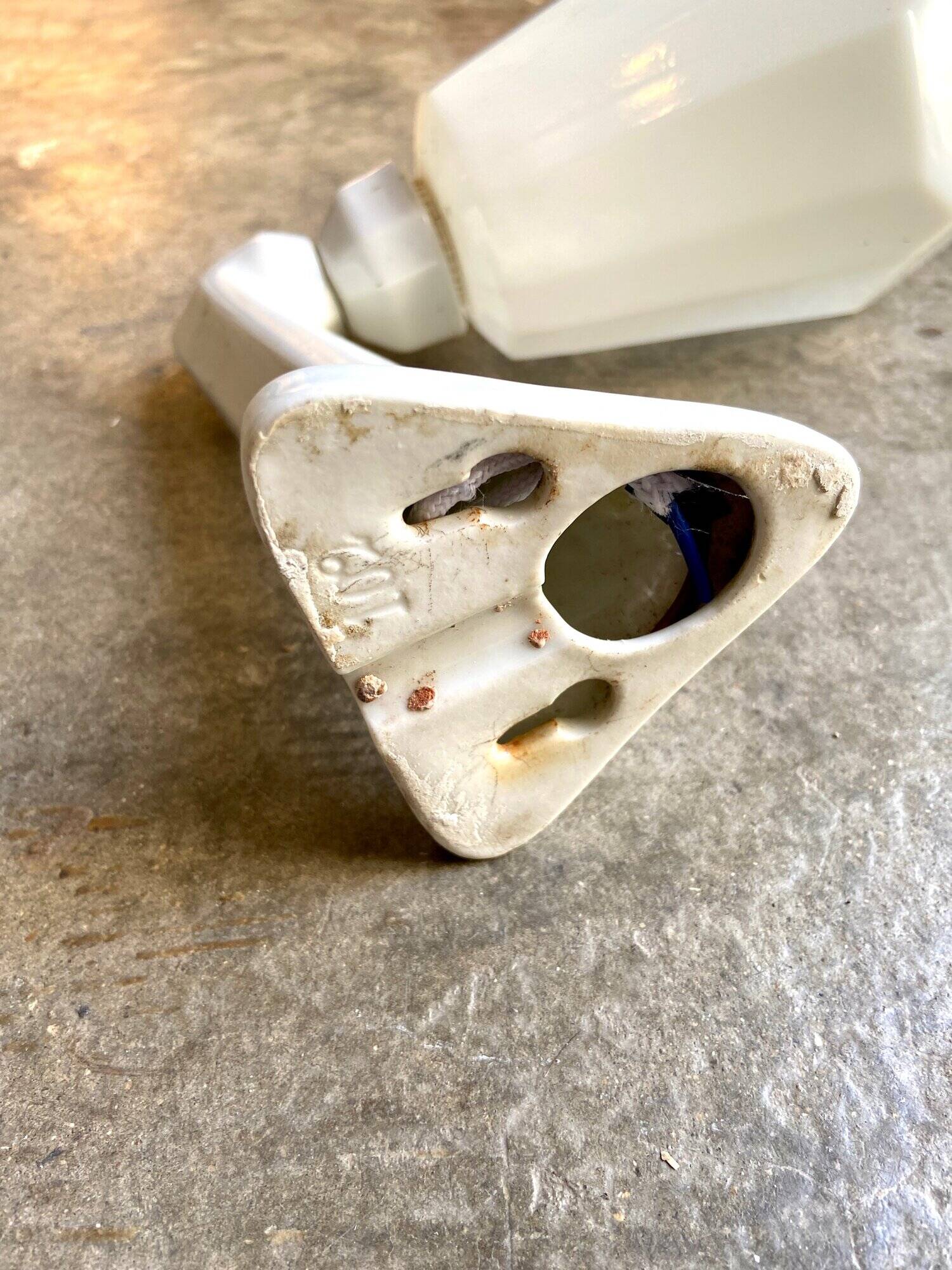 Wall lamp in earthenware and white opaline