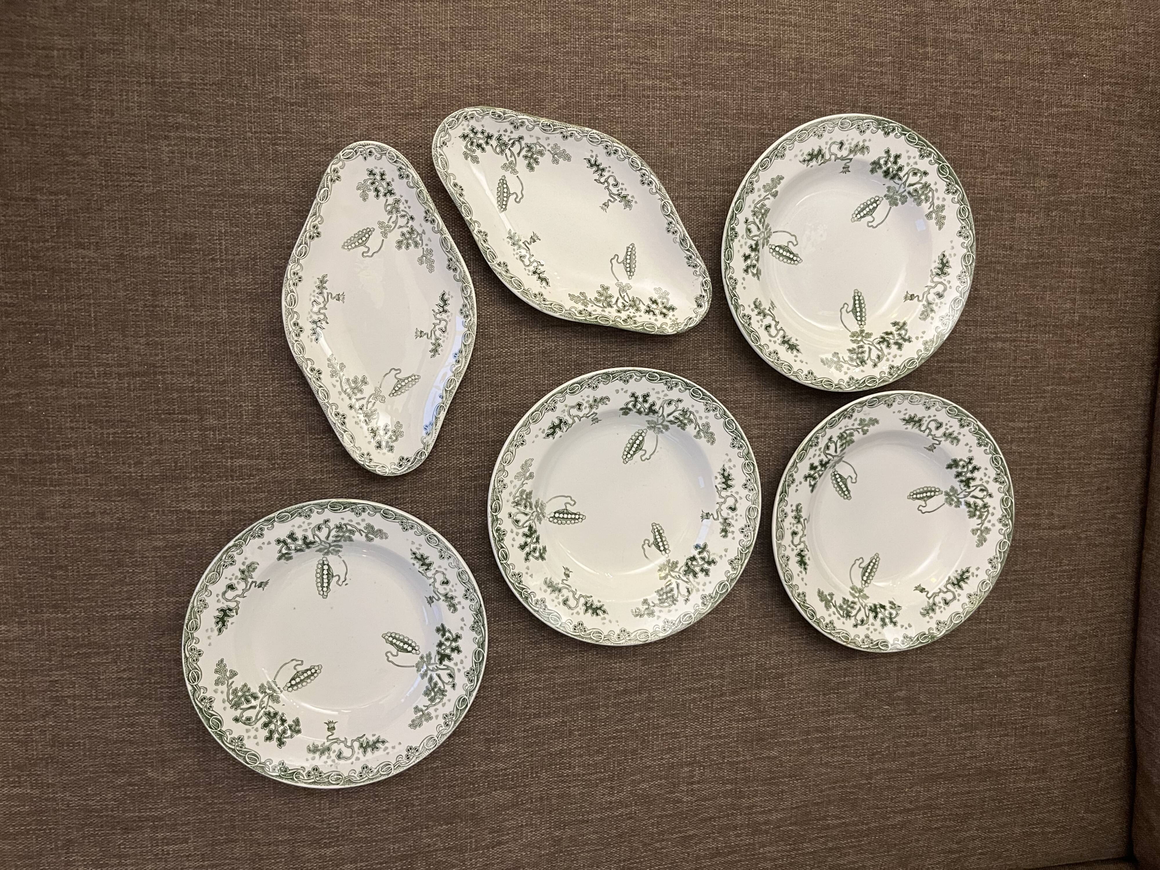 Plates and terra de fer raviers