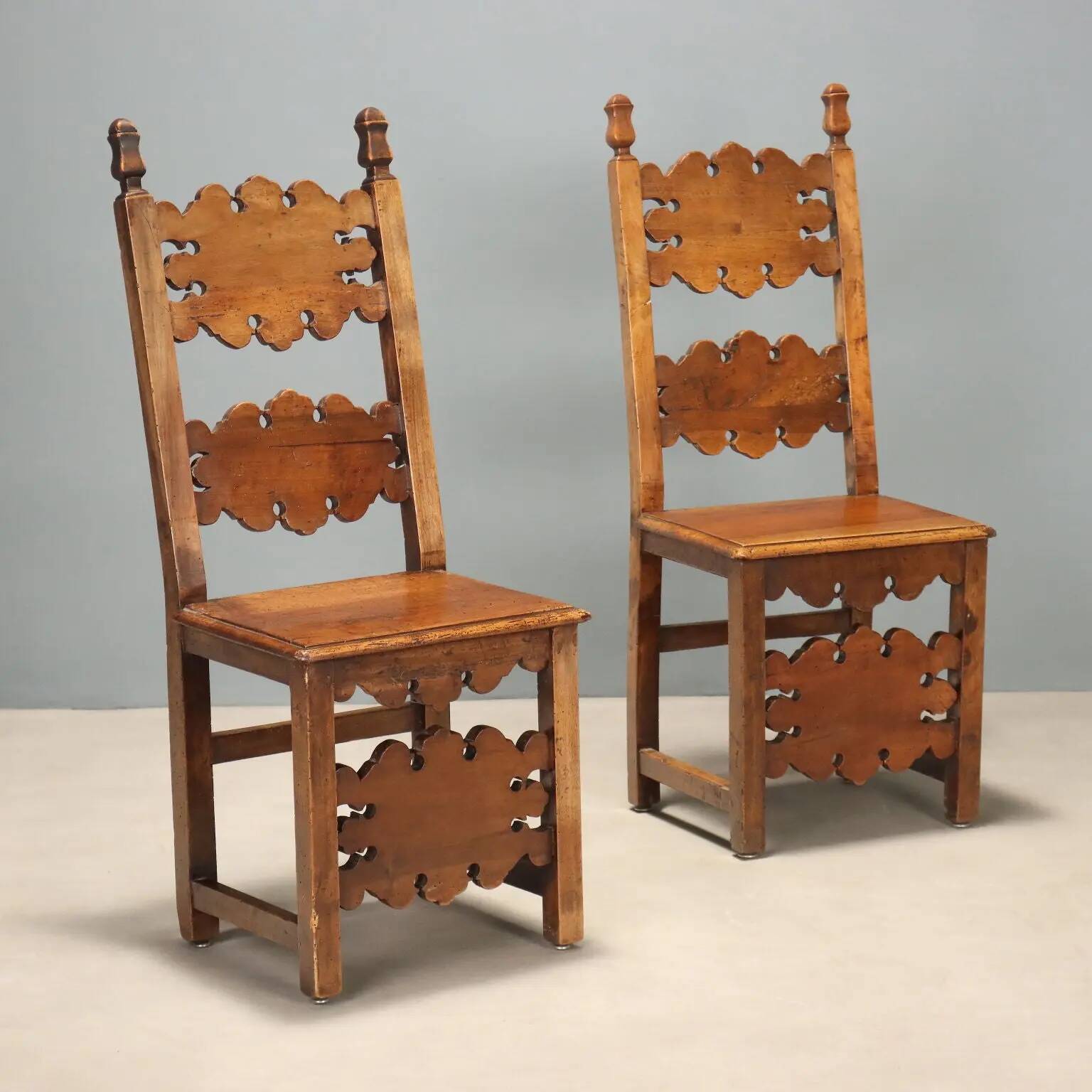 Pair of Baroque chairs in walnut - Italy 18th century