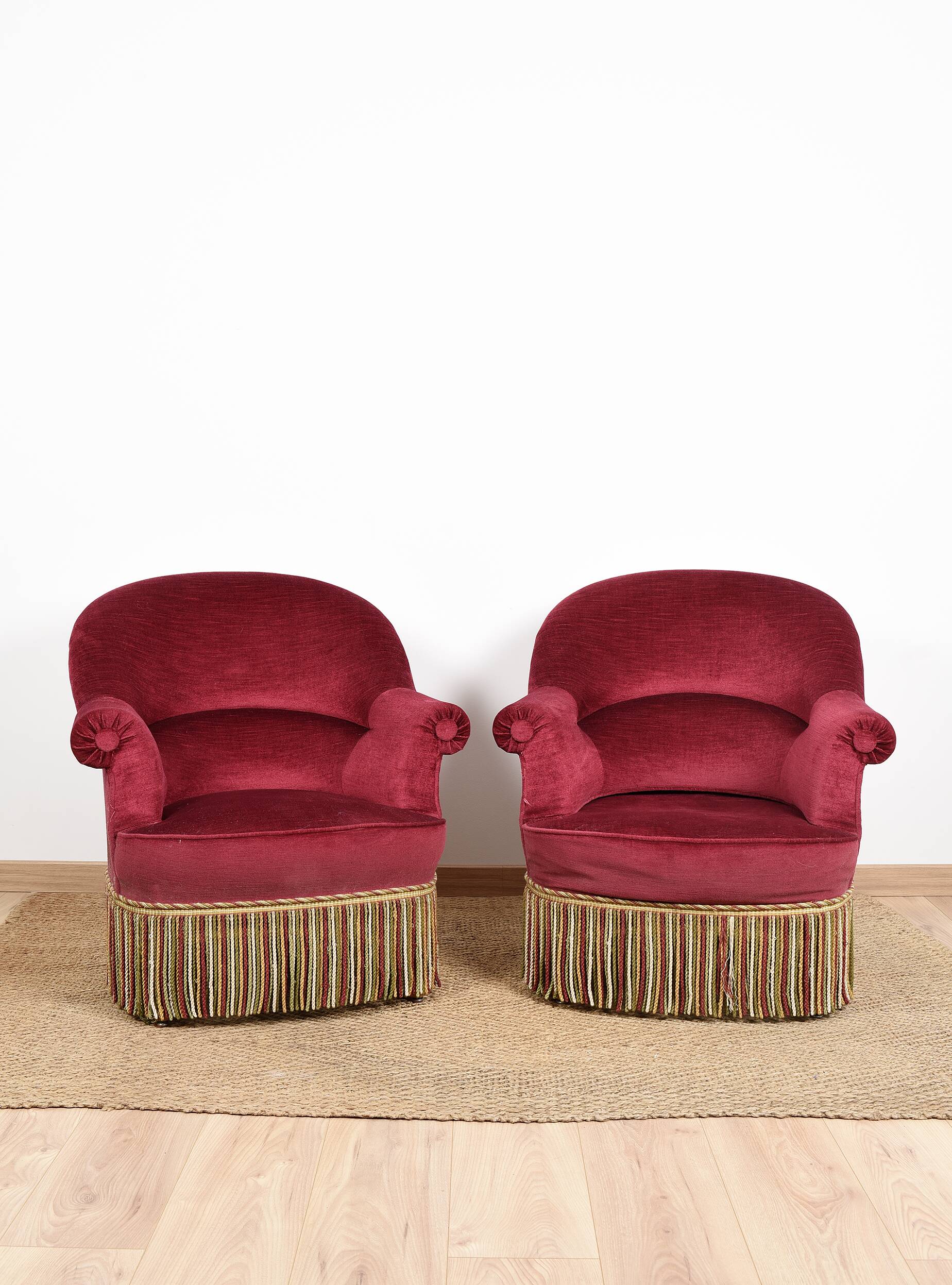Sofa and pair of toad armchairs in red velvet.