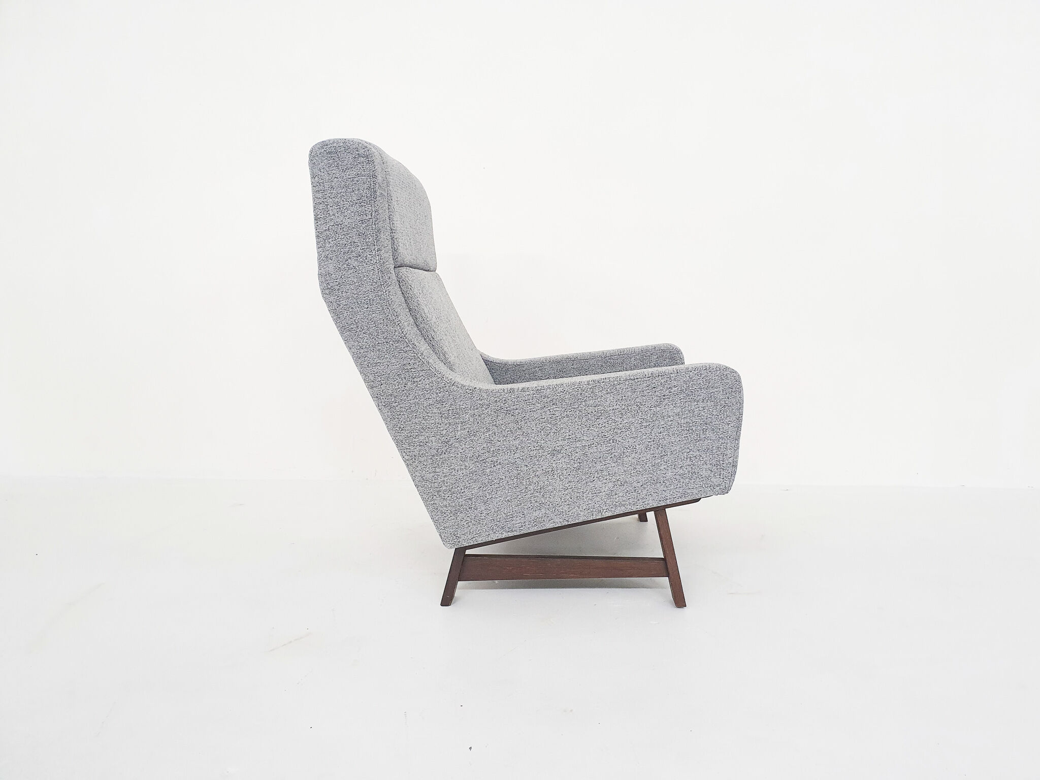 Set of two Dutch design lounge chairs with wenge feet
