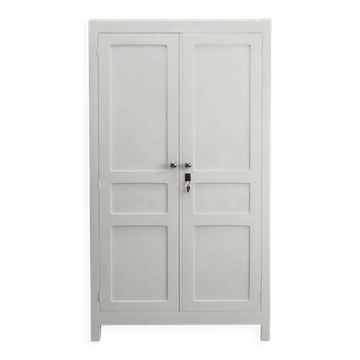 Armoire parisienne ancienne en bois  blanc avec étagères 1950