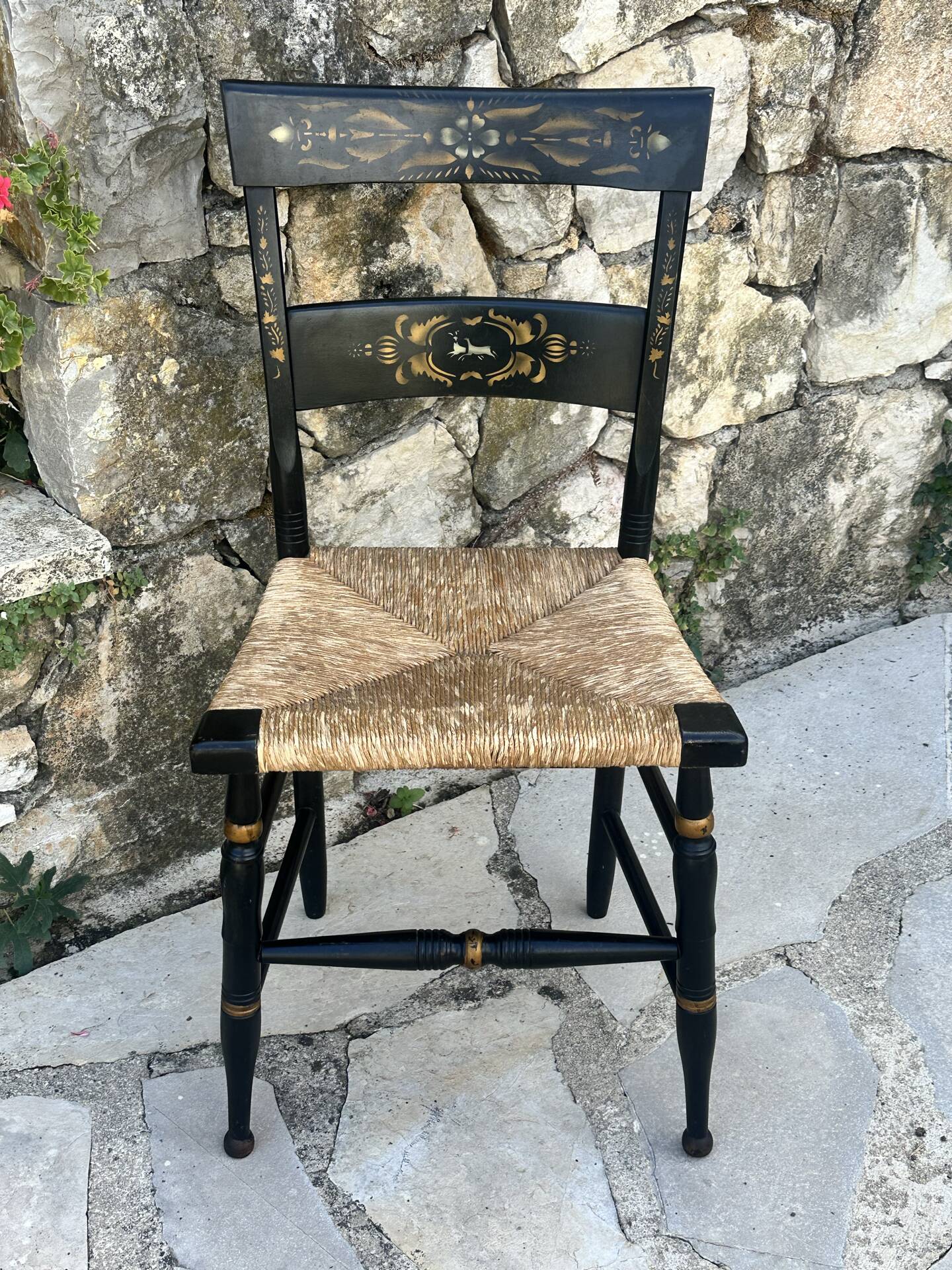 Chaise en bois peint dans le goût d’Hitchcock.