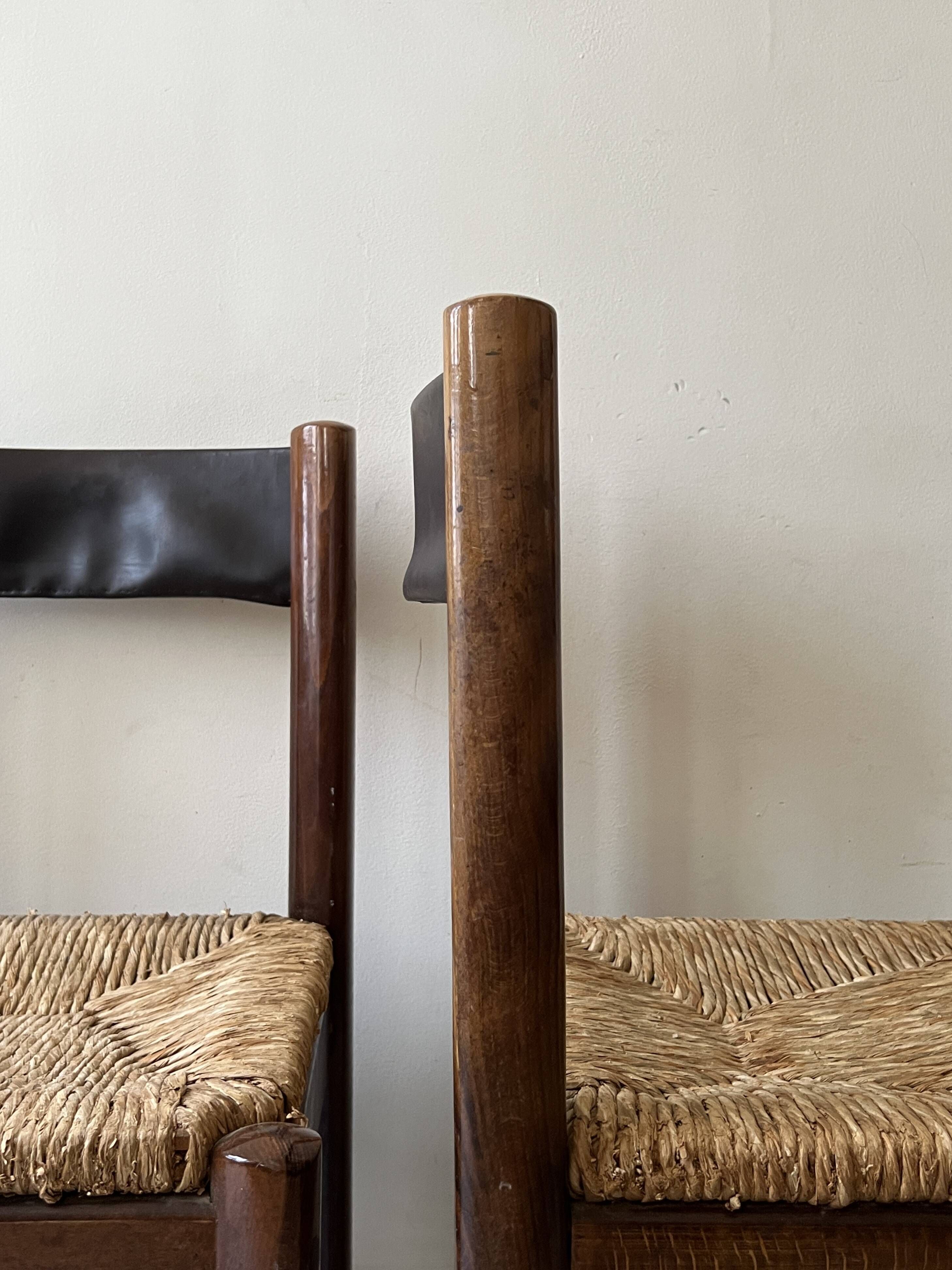 Lot of 4 modernist chairs in solid wood, leather and straw, Italy 1970.
