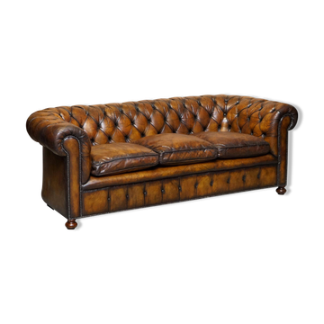 Chesterfield leather club canapé, hand-dyed, restored from the 1950s.
