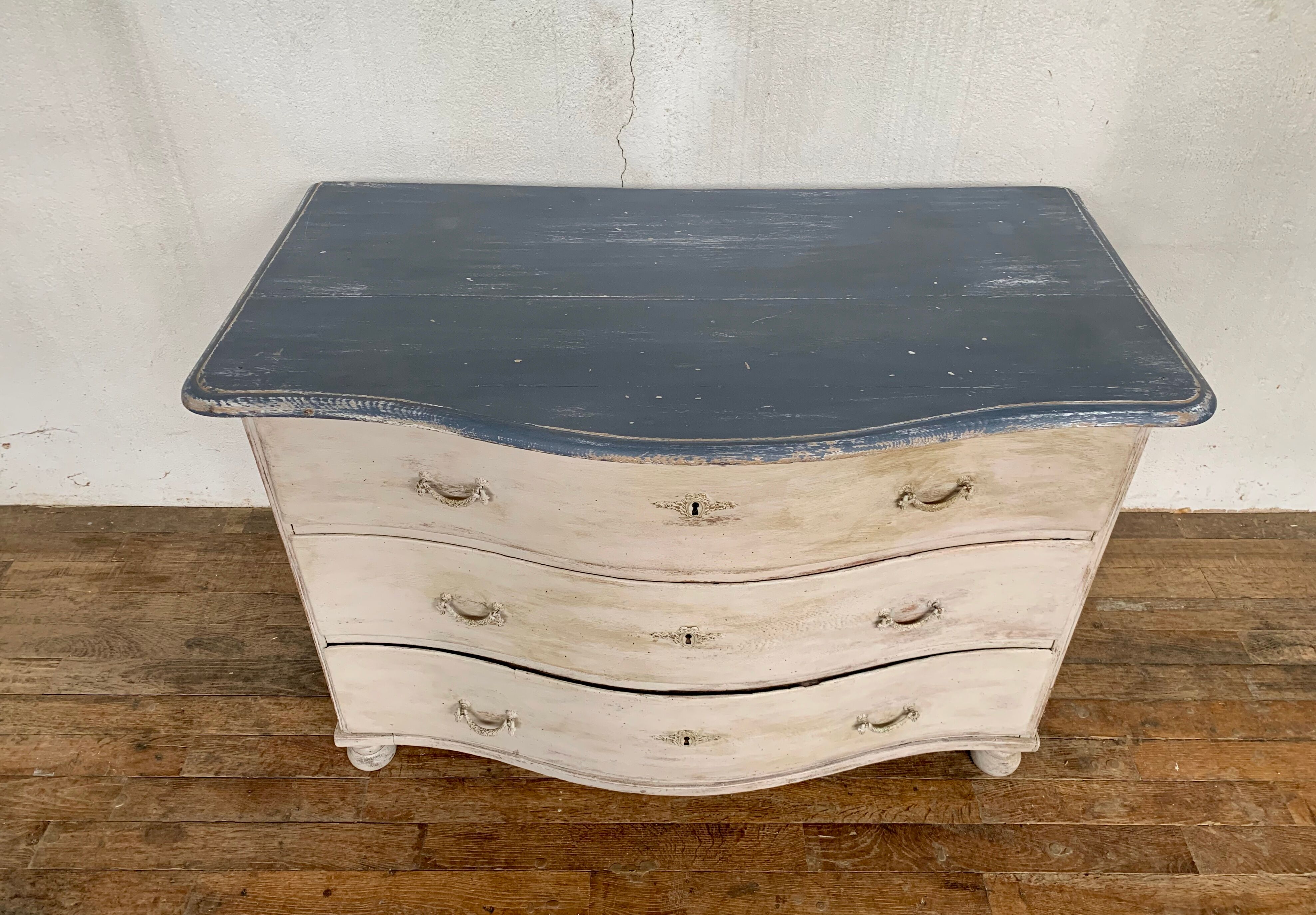 Curved chest of drawers in fine oak XVlllème