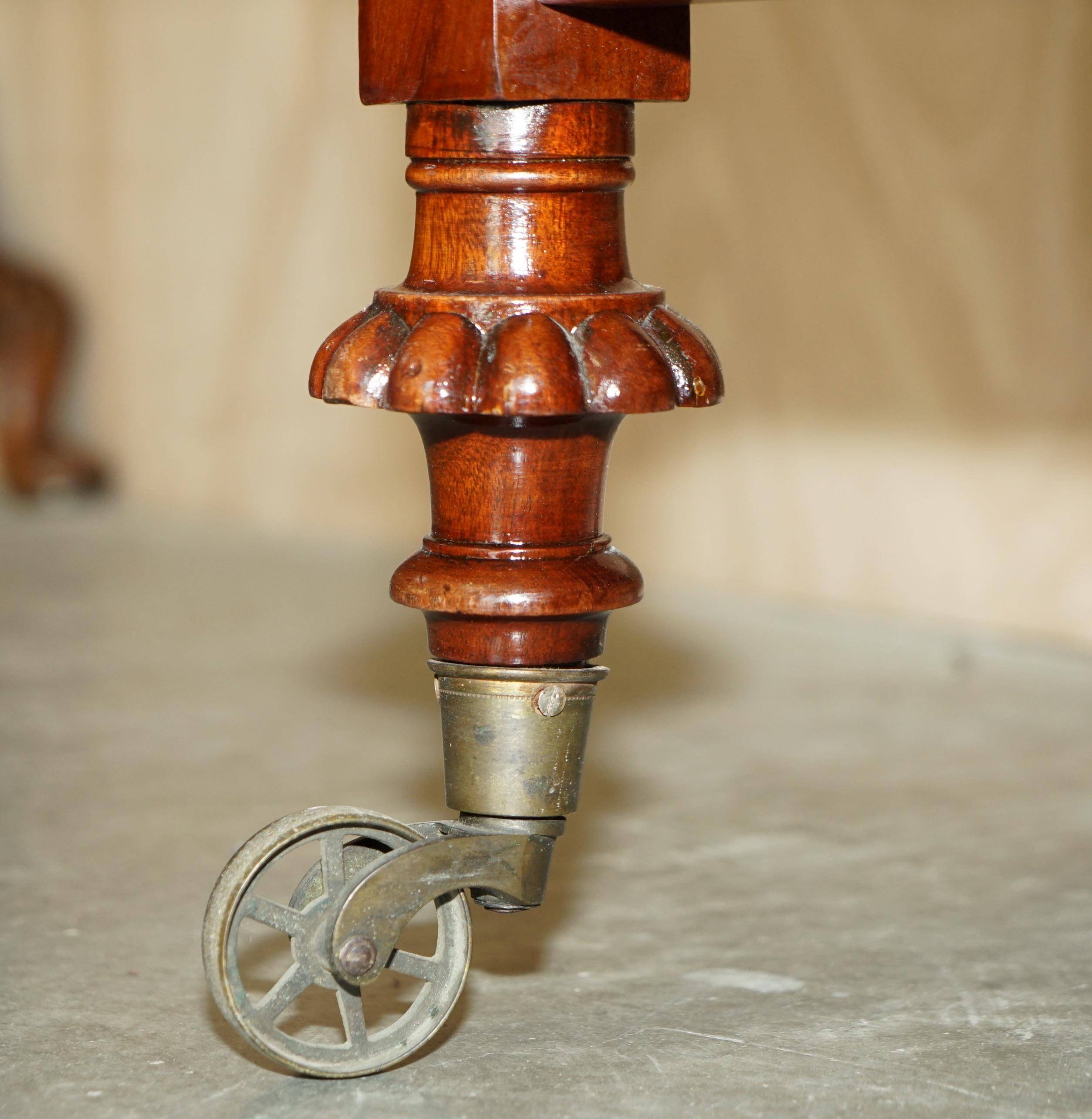 Chariot bibliothèque en acajou circa 1840 à trois niveaux