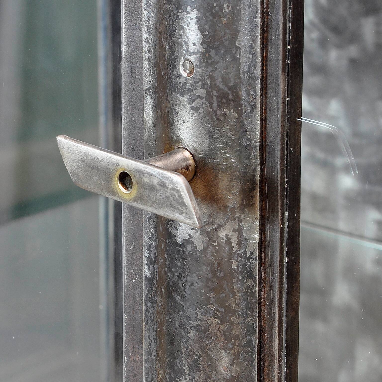 Armoire médicale vintage en verre et en fer, années 1950